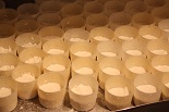 フェルミエのシェーブル　チーズの型入れ｜千葉県浦安市の料理教室　熊谷真由美のラクレムデクレム