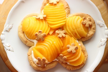 Flower-shaped tarts without molds型を使わないお花の形のタルト