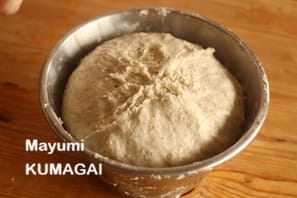 手編みレースをステンシルして焼く、可愛いレーシーなライ麦のパンドカンパーニュ