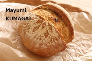 手編みレースをステンシルして焼く、可愛いレーシーなライ麦のパンドカンパーニュ