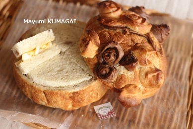 パンの飾りをつけて焼いた大きなパンでパン・シュープリーズﾞを作るレシピ。