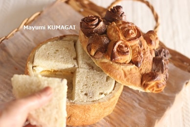 パンの飾りをつけて焼いた大きなパンでパン・シュープリーズﾞを作るレシピ。