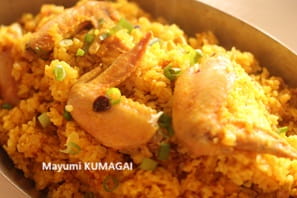 カレー味の炊き込みご飯、チキンビリヤニ。日本のお米で親しみやすいお味にしあがりました。