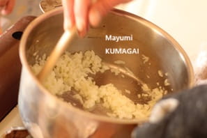 カレー味の炊き込みご飯、チキンビリヤニ。日本のお米で親しみやすいお味にしあがりました。