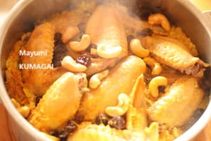 カレー味の炊き込みご飯、チキンビリヤニ。日本のお米で親しみやすいお味にしあがりました。