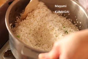 カレー味の炊き込みご飯、チキンビリヤニ。日本のお米で親しみやすいお味にしあがりました。