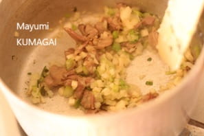 専用生地がサクサクして美味しいけど、
  意外に簡単！にできた、チキンのコーニッシュ・ミートパイ