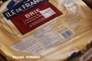 3kgのフランス産の白カビチーズ、ブリーをカットする