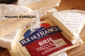 3kgのフランス産の白カビチーズ、ブリーをカットする