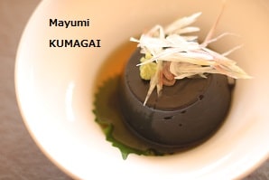 葛でとろりん♬なめらか黒ねりゴマたっぷりの真っ黒なごま豆腐。