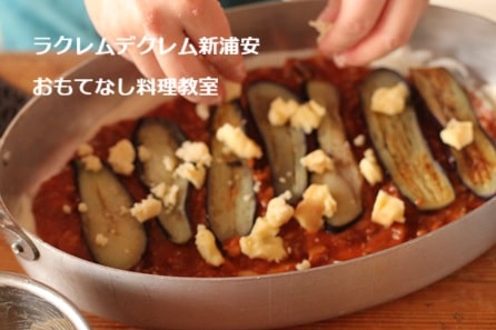 茄子のラザニアことギリシャ風ムサカ。一番上に茄子とミートソースが
美味しそうに見えるようにしたオリジナル。