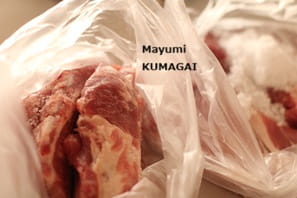 自家製パンチェッタを茹でて薄切りきゅうりを巻いたオードブル