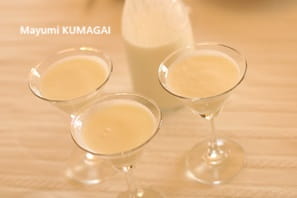 インド人のラッシーは牛乳にレモンをいれてヨーグルトを加えるので、ドロリと濃厚なラッシーができました