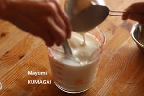 インド人のラッシーは牛乳にレモンをいれてヨーグルトを加えるので、ドロリと濃厚なラッシーができました