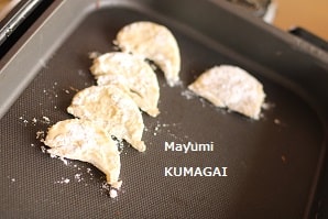 甘くて美味しい焼いたけど、かき揚げ味の玉葱のステーキ風