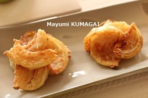 甘くて美味しい焼いたけど、かき揚げ味の玉葱のステーキ風