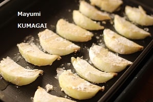 甘くて美味しい焼いたけど、かき揚げ味の玉葱のステーキ風
