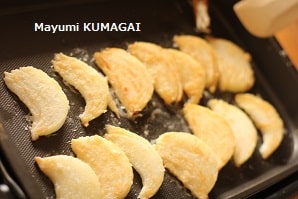 甘くて美味しい焼いたけど、かき揚げ味の玉葱のステーキ風