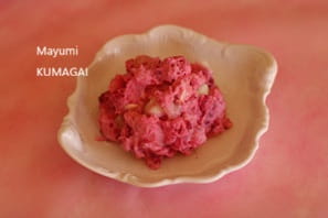いつものポテトサラダにビーツをいれて可愛いピンクのポテサラでバレンタインデーのおもてなし。