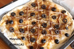 玉葱をあめ色に炒めてつくる、南仏料理のパン料理、ピサラディエール。