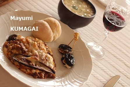 クルミとロックフォールをドライプラムにはさんだ、ワインによくあうアミューズ