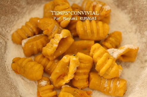 スプーンの背で溝をつけた、かぼちゃのニョッキ。