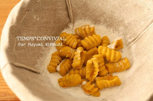 スプーンの背で溝をつけた、かぼちゃのニョッキ。