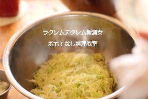 成城石井風ピンクのビーツ入りコールスローサラダ
