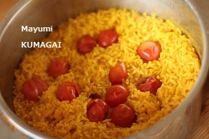 カレーのおともに、トマトのパエリア風ターメリックライス
