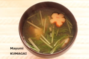 白身魚、鯛に片栗粉をはたいて、表面にとろりとした膜を作った、舌ざわりがつるんとした、お吸い物。ちゃんと昆布と鰹節で出汁をとって。