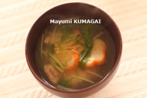 白身魚、鯛に片栗粉をはたいて、表面にとろりとした膜を作った、舌ざわりがつるんとした、お吸い物。ちゃんと昆布と鰹節で出汁をとって。