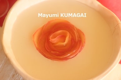 コップで中央に窪みをつけた杏仁豆腐に林檎の薔薇を飾った熊谷真由美オリジナルの薔薇の杏仁豆腐