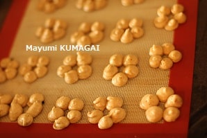  梅の形に絞った可愛い、昭和のお菓子、蕎麦ぼうろ。