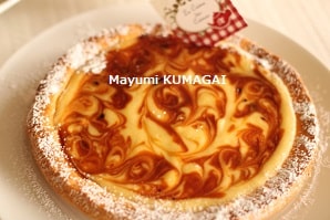 可愛くマーブル模様をつけた！とろけるくちどけのキャラメルチーズケーキ