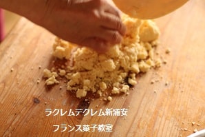 可愛くマーブル模様をつけた！とろけるくちどけのキャラメルチーズケーキ