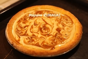 可愛くマーブル模様をつけた！とろけるくちどけのキャラメルチーズケーキ