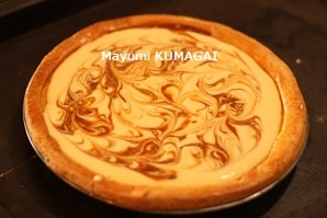 可愛くマーブル模様をつけた！とろけるくちどけのキャラメルチーズケーキ
