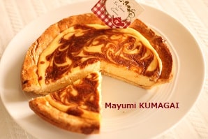 可愛くマーブル模様をつけた！とろけるくちどけのキャラメルチーズケーキ