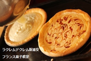 可愛くマーブル模様をつけた！とろけるくちどけのキャラメルチーズケーキ