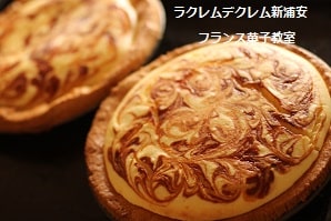 可愛くマーブル模様をつけた！とろけるくちどけのキャラメルチーズケーキ