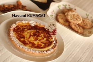 可愛くマーブル模様をつけた！とろけるくちどけのキャラメルチーズケーキ