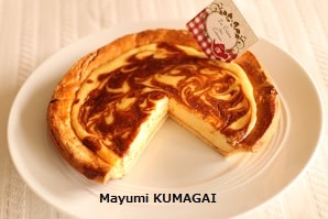 可愛くマーブル模様をつけた！とろけるくちどけのキャラメルチーズケーキ