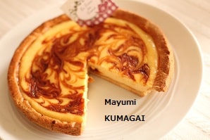 可愛くマーブル模様をつけた！とろけるくちどけのキャラメルチーズケーキ