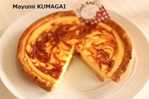 可愛くマーブル模様をつけた！とろけるくちどけのキャラメルチーズケーキ
