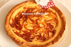 可愛くマーブル模様をつけた！とろけるくちどけのキャラメルチーズケーキ