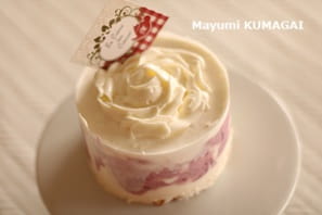 クリームチーズのデコレーション・クリームで絞った薔薇をのせた、赤い実のべリー風味レアチーズケーキ