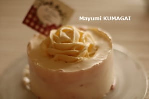 クリームチーズのデコレーション・クリームで絞った薔薇をのせた、赤い実のべリー風味レアチーズケーキ