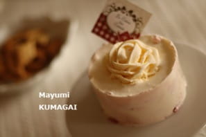 クリームチーズのデコレーション・クリームで絞った薔薇をのせた、赤い実のべリー風味レアチーズケーキ