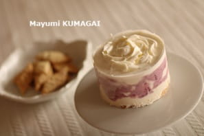 クリームチーズのデコレーション・クリームで絞った薔薇をのせた、赤い実のべリー風味レアチーズケーキ