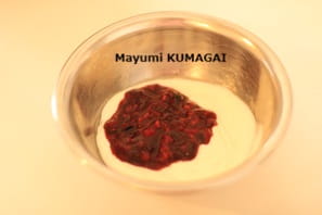 クリームチーズのデコレーション・クリームで絞った薔薇をのせた、赤い実のべリー風味レアチーズケーキ